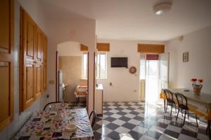 kuchnia i jadalnia ze stołem i krzesłami w obiekcie Villa SALENTO2 -doppio terrazzo panoramico vista mare mozzafiato immersa nella natura w mieście Alessano