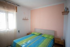 sypialnia z łóżkiem z zielonymi poduszkami i oknem w obiekcie Villa SALENTO2 -doppio terrazzo panoramico vista mare mozzafiato immersa nella natura w mieście Alessano +37 zdjęć
