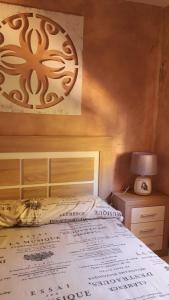 Łóżko lub łóżka w pokoju w obiekcie Bungalow Alkabir Playa