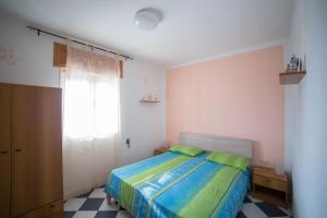 sypialnia z łóżkiem i oknem w obiekcie Villa SALENTO2 -doppio terrazzo panoramico vista mare mozzafiato immersa nella natura w mieście Alessano