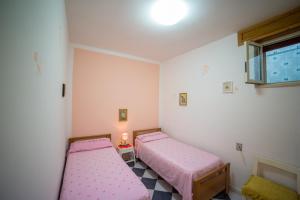 Łóżko lub łóżka w pokoju w obiekcie Villa SALENTO2 -doppio terrazzo panoramico vista mare mozzafiato immersa nella natura