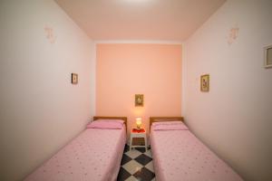 Łóżko lub łóżka w pokoju w obiekcie Villa SALENTO2 -doppio terrazzo panoramico vista mare mozzafiato immersa nella natura