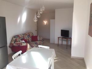 Televízia a/alebo spoločenská miestnosť v ubytovaní Residence B&B il Connubio