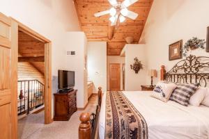 Ένα ή περισσότερα κρεβάτια σε δωμάτιο στο Cabins at Grand Mountain +51 φωτογραφίες