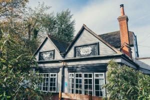 Una casa con dos relojes encima. en The Horse Inn Hurst en Hurstpierpoint