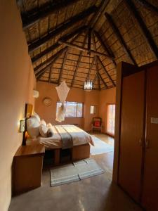 une chambre avec un grand lit dans une pièce dans l'établissement Luna rossa 19 Zebula golf course and spa resort, à Mabula 200 autres photos