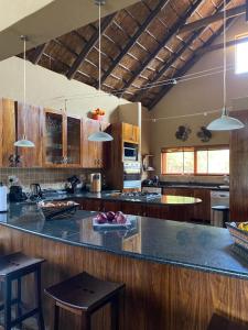 une grande cuisine avec des armoires en bois et un comptoir dans l'établissement Luna rossa 19 Zebula golf course and spa resort, à Mabula