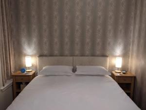 A bed or beds in a room at The Snug in Grantown 
