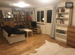 ストックホルムにあるLägenhet 2 sovrum med vardagsrum och kök i villa med gemensam ingångのソファとテーブルとテレビのあるリビングルーム