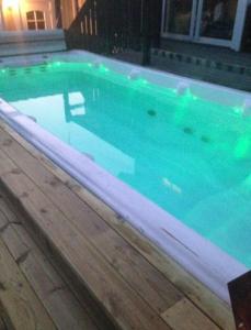 ストックホルムにあるLägenhet 2 sovrum med vardagsrum och kök i villa med gemensam ingångの大型の水スイミングプール