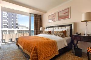 Ліжко або ліжка в номері Taj Cape Town - private luxury 5 star suites - very spacious with kitchenette