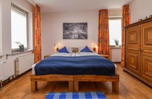 ein Schlafzimmer mit einem großen Bett mit blauer Bettwäsche in der Unterkunft Ernst-Ludwig-Promenade in Bensheim