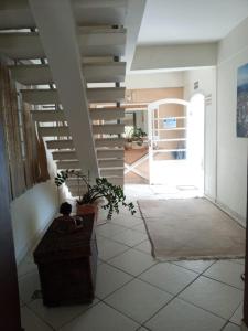 um corredor com escadas e um vaso de plantas numa casa em Pousada Villa Del Mare em Caraguatatuba
