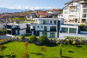 una vista aérea de una gran casa blanca en GRAFFIT Luxury houses, en Ognyanovo