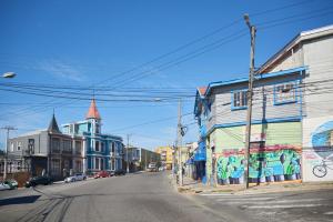 une rue vide dans une petite ville avec des bâtiments dans l'établissement Fortunata Chacana Guest House, à Valparaíso