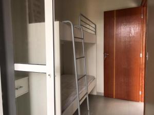 Μία ή περισσότερες κουκέτες σε δωμάτιο στο Residencial Brisa térreo