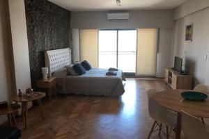1 dormitorio con 1 cama, TV y mesa en Best Location in Palermo-Buenos Aires 51m2 en Buenos Aires