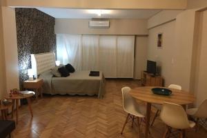 1 dormitorio con 1 cama y 1 mesa con sillas en Best Location in Palermo-Buenos Aires 51m2 en Buenos Aires
