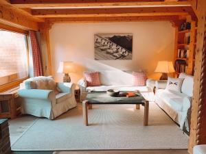 a living room with two chairs and a table at Rehwiesa A33 in Arosa