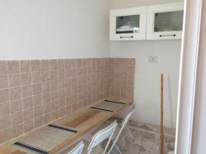 eine Küche mit einem Tisch und Stühlen im Zimmer in der Unterkunft La Casuccia in Ercolano