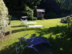 un tavolo da picnic e una panchina in un cortile di Appartements et gîte Les Hauts de Sophia a Trouville-sur-Mer