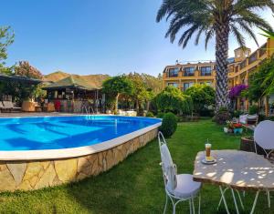 Bazén v ubytování Papirus Hotel nebo v jeho okolí