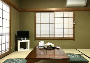 Katase的住宿－Guest house Hamayu - Vacation STAY 11558v，客厅配有咖啡桌和电视