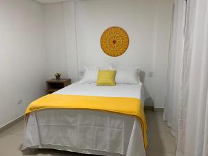 เตียงในห้องที่ Pousada Brisas do Vale