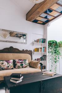 Cette chambre comprend un lit et une table avec des livres. dans l'établissement Alcázar de María, à Séville