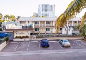 ein Auto, das auf einem Parkplatz vor einem Hotel parkt in der Unterkunft Caribbean Resort Suites in Hollywood