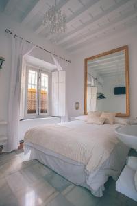 A bed or beds in a room at Alcázar de María