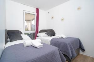 Giường trong phòng chung tại Adriatic Mobile Homes