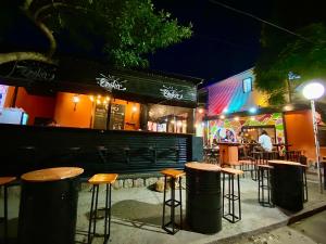 a group of stools in front of a restaurant at night at Los 3 Gómez in Capilla del Monte