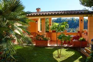 een huis met een patio met palmbomen in de tuin bij Rea Villa in Coltodino
