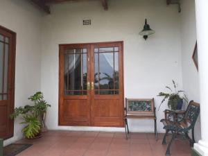 drewniane drzwi na boku domu w obiekcie Ville Agape w mieście Coldstream