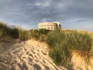 a building sitting on top of a sandy beach at Sea 2 in Middelkerke