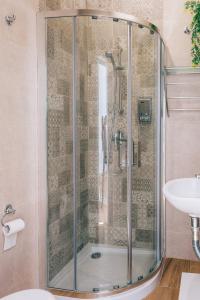 W łazience znajduje się kabina prysznicowa i umywalka. w obiekcie Alcázar de María w Sewilli