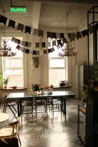 ein Esszimmer mit einem Tisch, Stühlen und Flaggen in der Unterkunft Fabrika Hotel in Rostow am Don