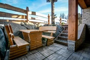 patio con panchina, tavolo e scale di Srebrny Świerk a Zakopane