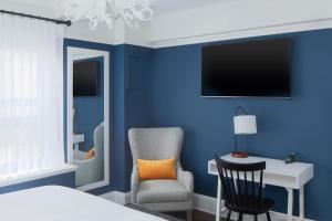 TV a/nebo společenská místnost v ubytování voco The Franklin New York by IHG