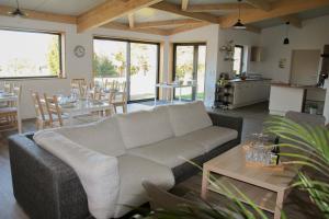 sala de estar con sofá y mesa en Chambres d'étape - Le Répit de l'Oust - Certifié Ecolabel Européen, en Peillac
