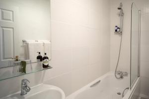 A bathroom at Cleeve Hill Hotel 