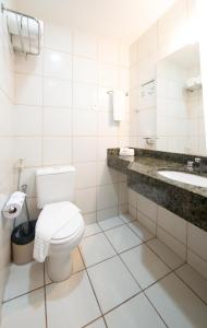 uma casa de banho com um WC e um lavatório em Maredomus Hotel em Fortaleza