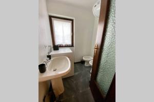 a bathroom with a sink and a toilet and a shower at Tablà - confort ed eleganza a 100 mt dagli impianti in Aprica