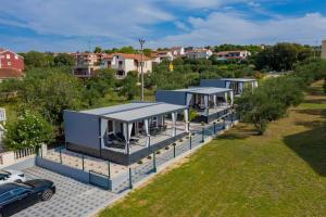 an overhead view of a row of modular homes at Adriatic Mobile Homes in Sveti Filip i Jakov
