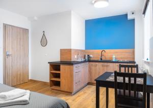 Kuchyňa alebo kuchynka v ubytovaní Apartamenty, Boutique Rooms Villa 82, MIEJSCE PRKINGOWE