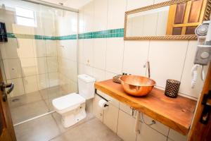 Bilik mandi di Shelter Hostel e Pousada