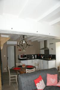 een woonkamer met een bank en een tafel bij La Chaine in Saint-Jean-du-Bois