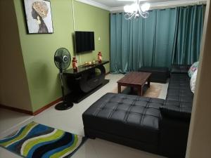 Televízia a/alebo spoločenská miestnosť v ubytovaní Semuya Apartments