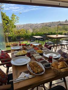 ギョレメにあるYASTIK HOUSES - Cappadociaの食べ物の盛り付けテーブル